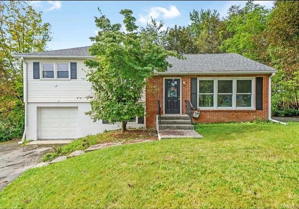 3 Mid Oaks Dr