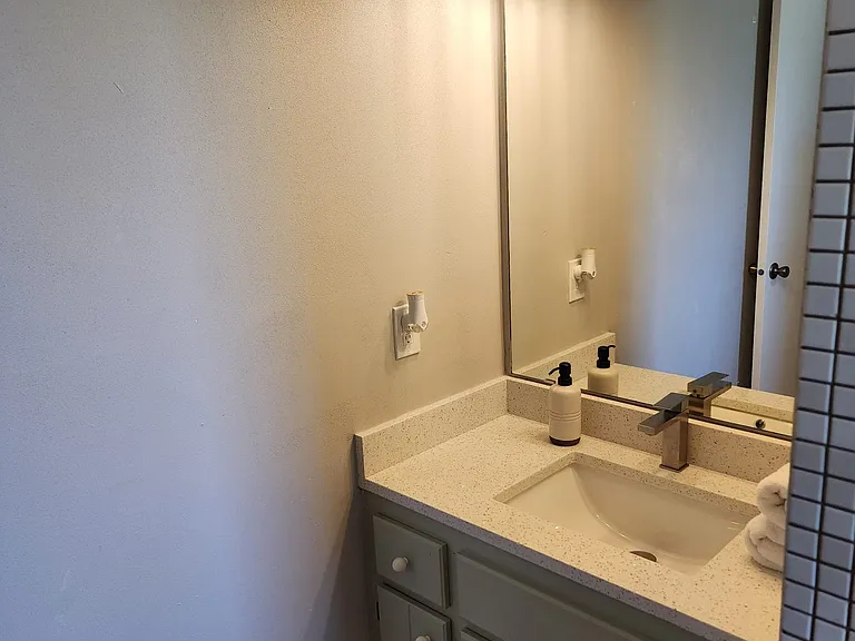 2084 Lake Shore Rd — Photo 16