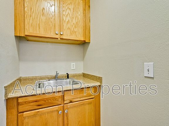 4th image of 1043 Henderson Ave #B