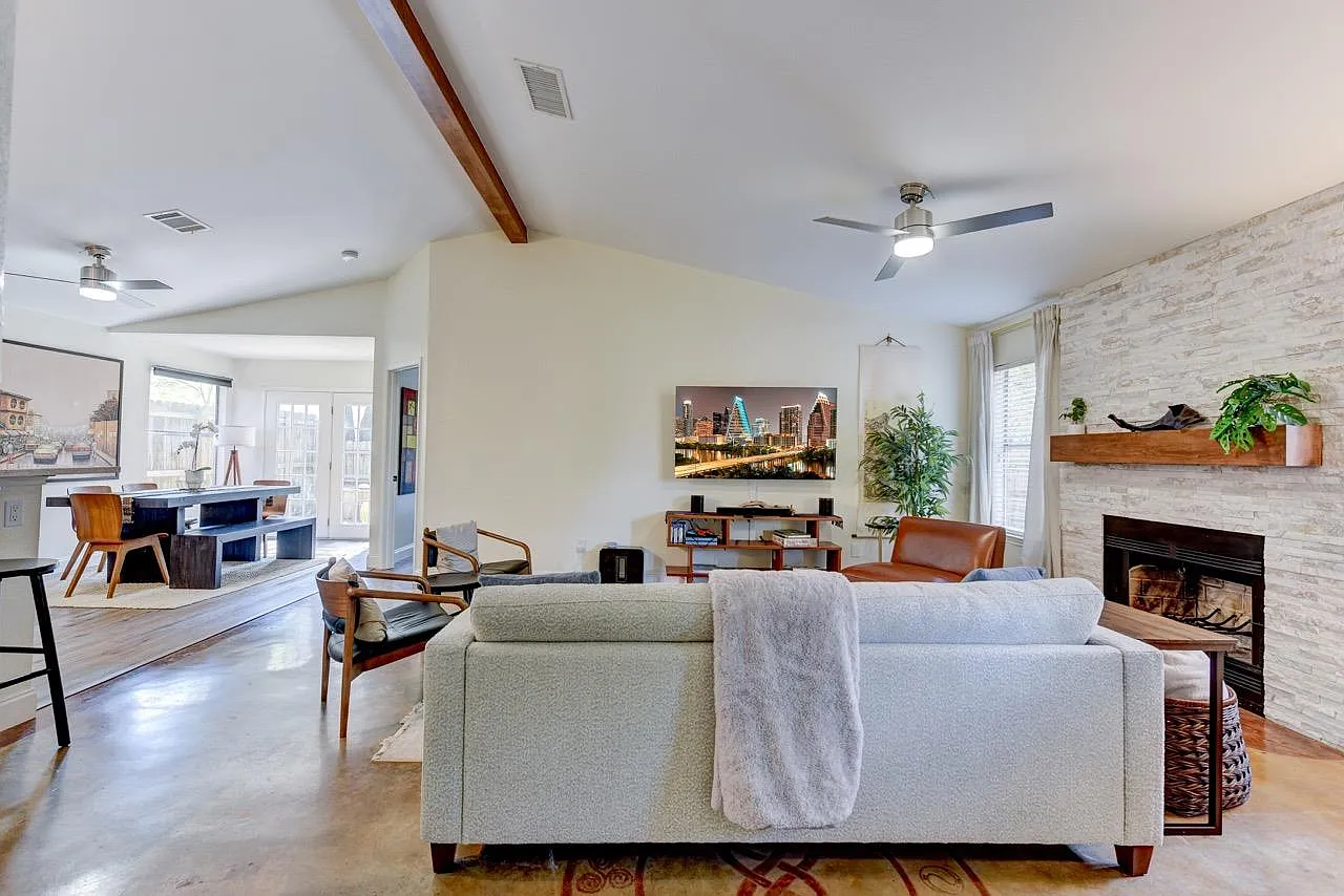 3 bed, 2.0 bath, 1228 sqft, $2,499 — Photo 2