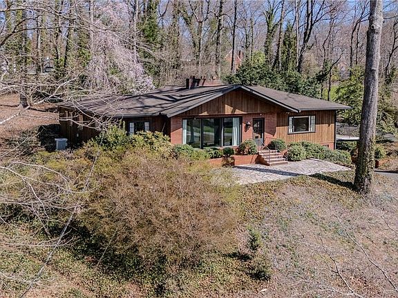 4th image of 129 Oaklawn Rd