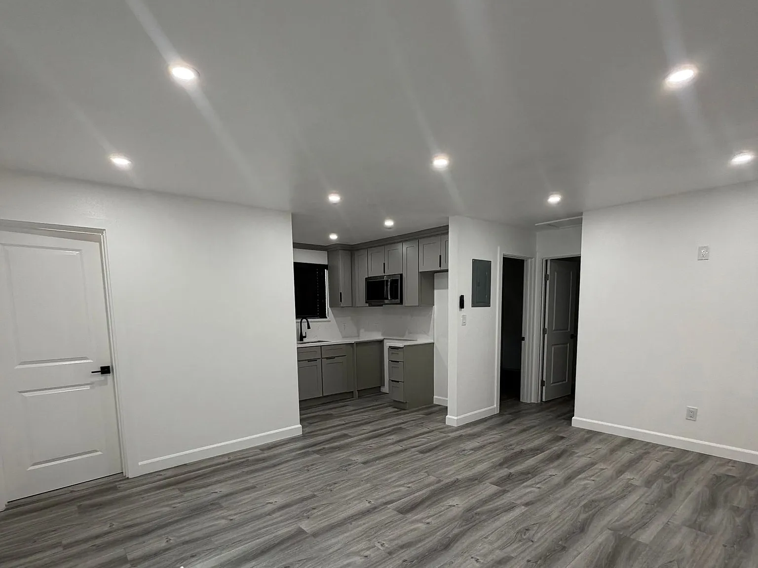 Beautifully remodeled 2-bedroom, 1-bathroom back house in the heart of Compton! — Photo 3