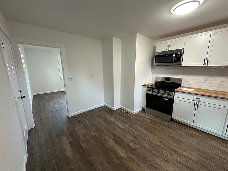 2052 Saxton Ave — Photo 5