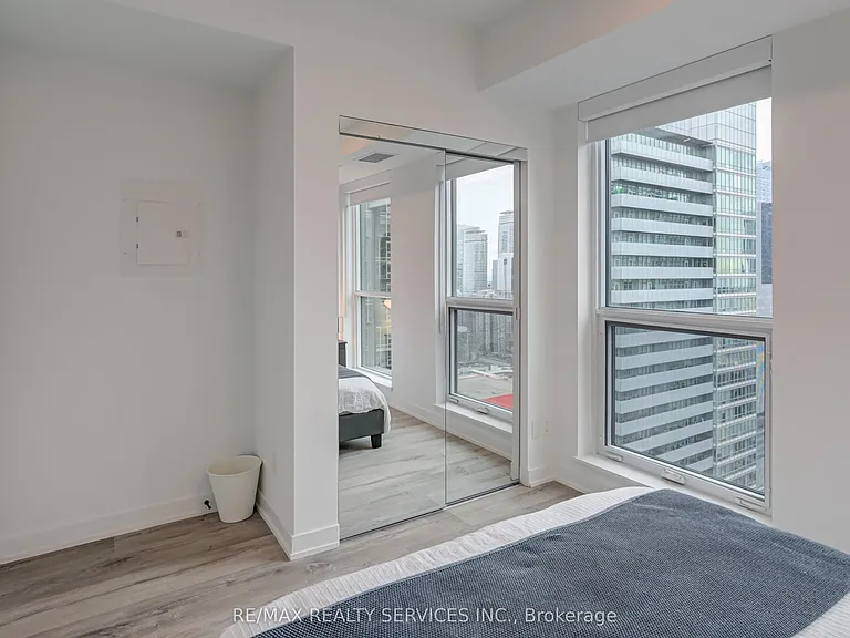 327 King St W #4106 — Photo 31