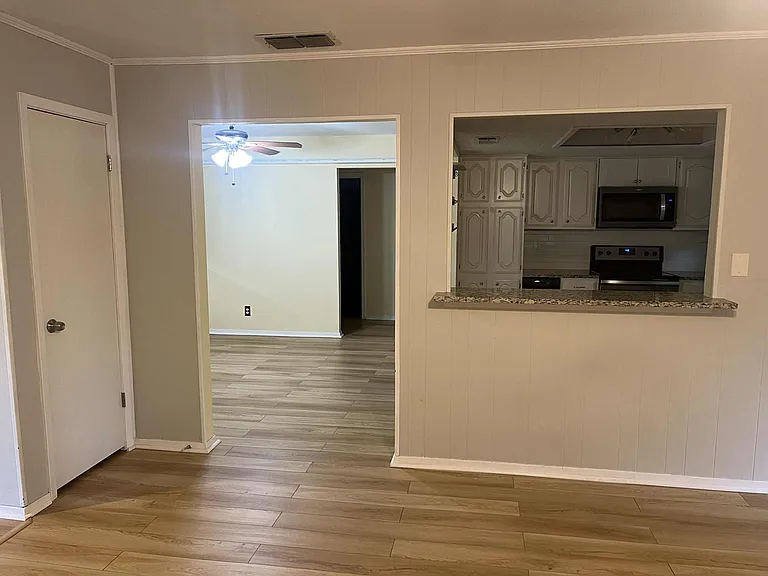 1360 Bridle Path Ln — Photo 2