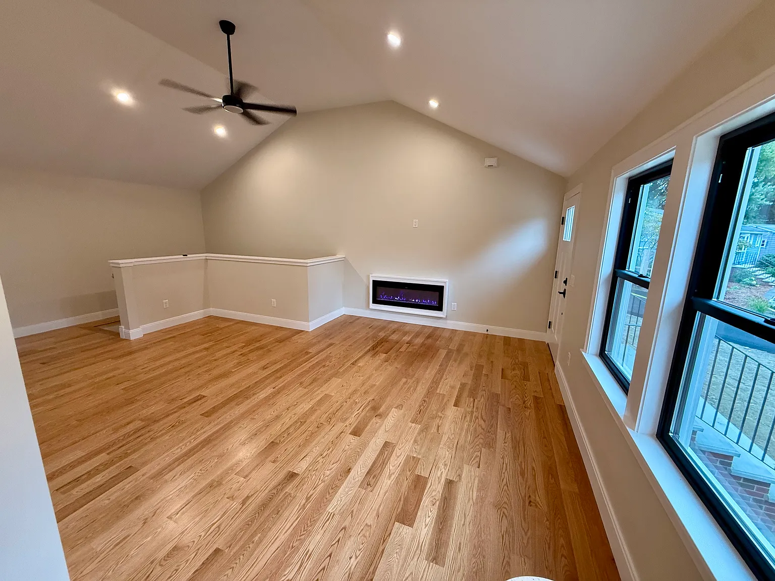 3 bed, 3.5 bath, 1700 sqft, $4,175 — Photo 2
