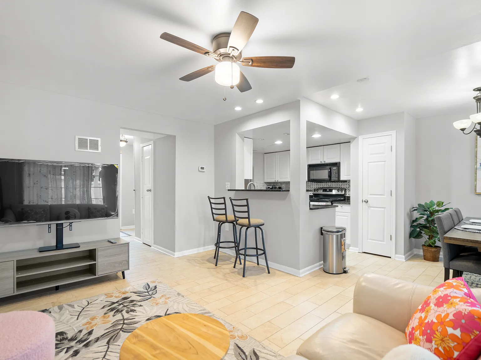 3 bed, 1276 sqft, $2,900 — Photo 4