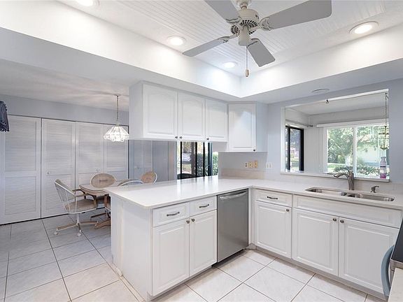 4th image of 883 SHAMROCK BOULEVARD #9
