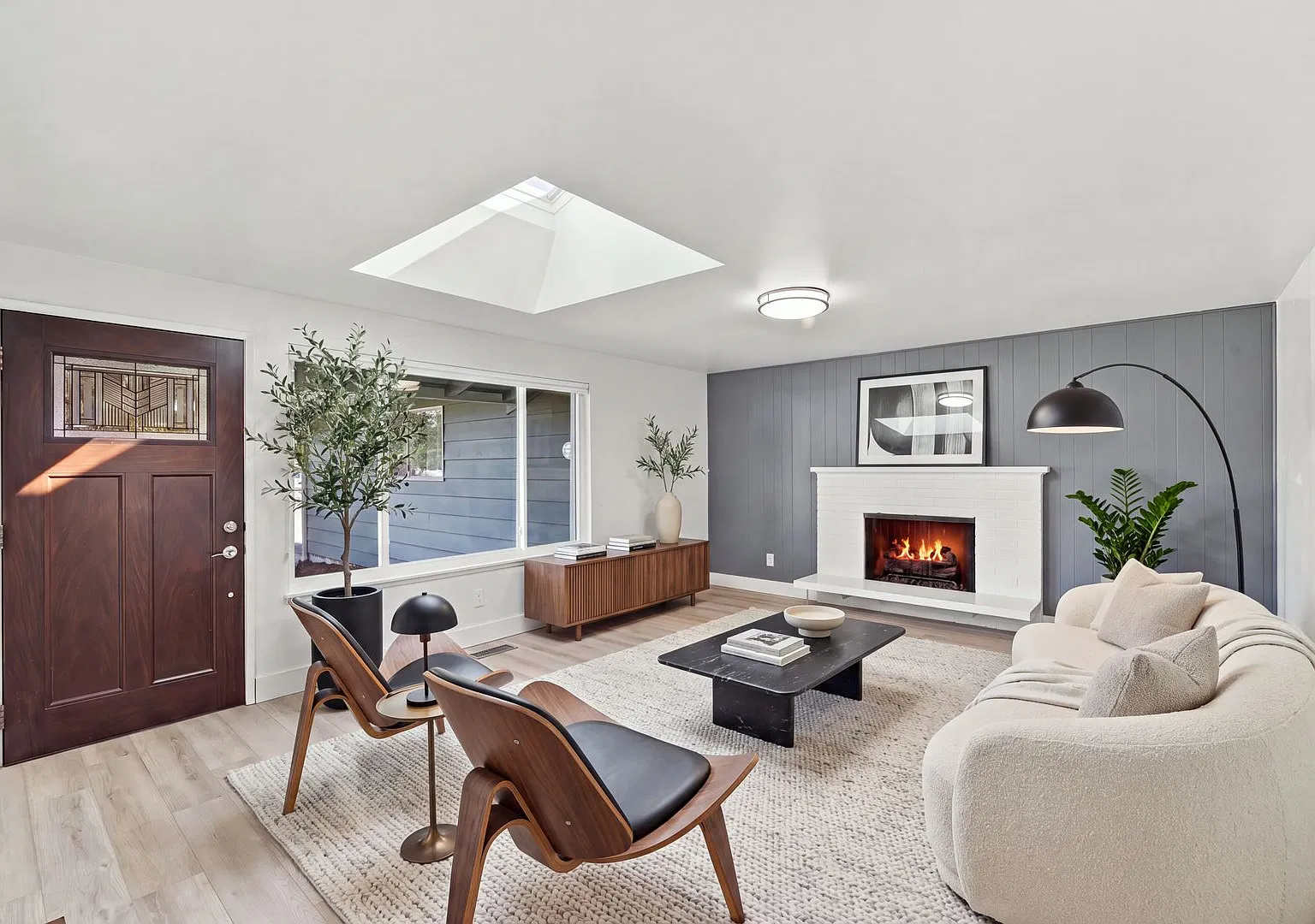 3Bd/2.5Ba Bellevue Home — Photo 2
