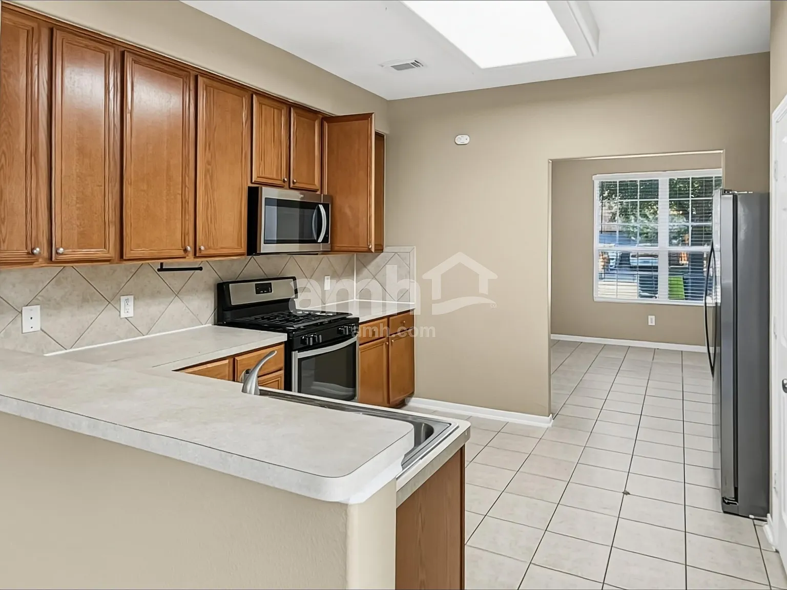 4 bed, 2.5 bath, 2390 sqft, $2,120 — Photo 4
