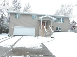 3225 Royal Dr, Grand Forks, ND 58201