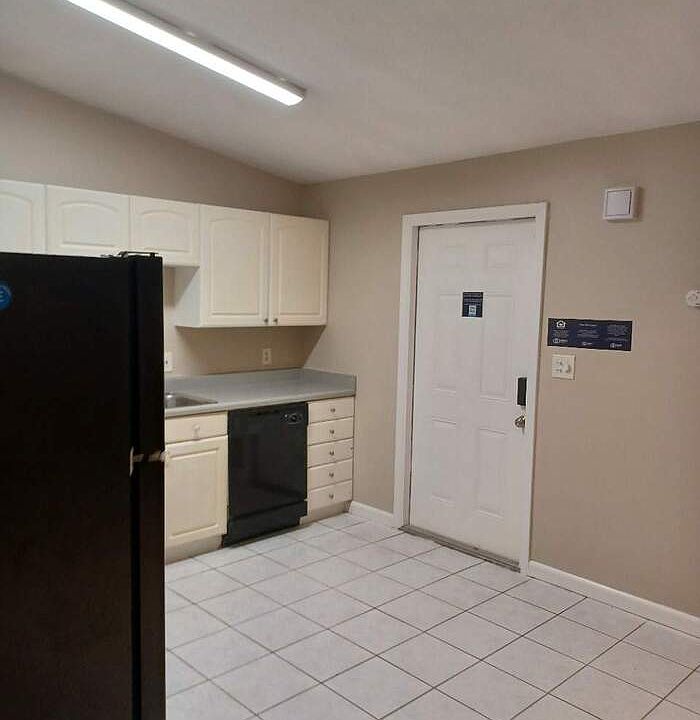 2nd image of 2213 Grant St #2