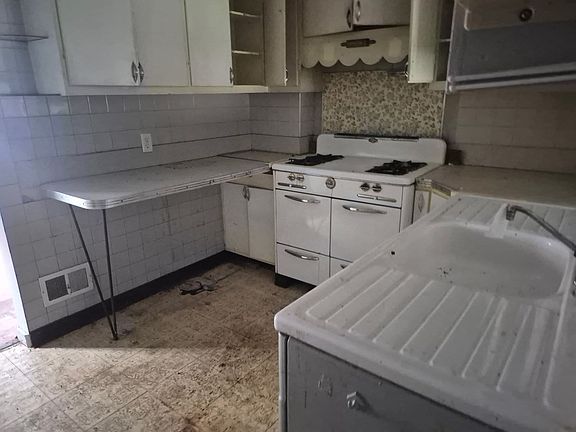 4th image of 726 E Grand Lake Blvd