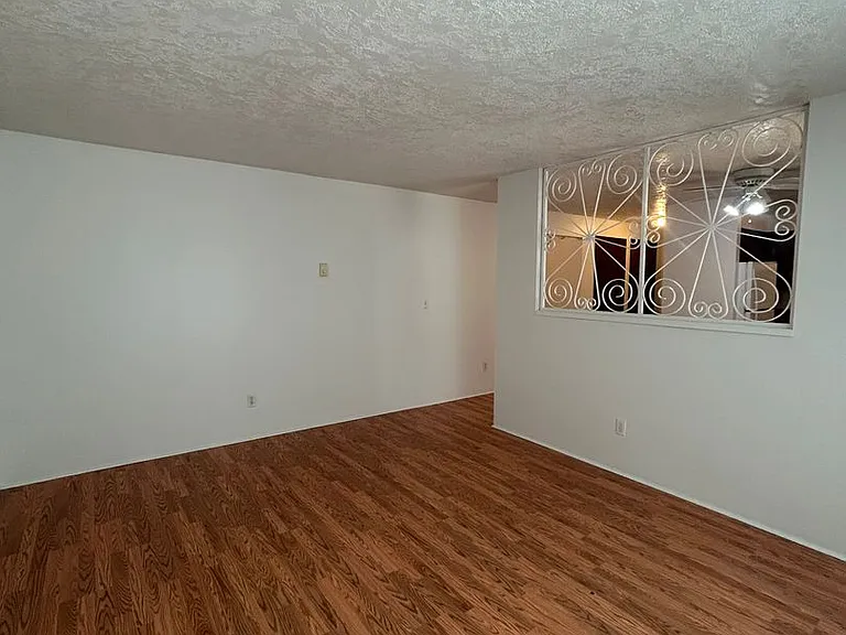 549-599 Greenwood Dr NE — Photo 6