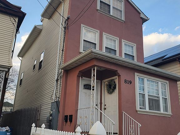 2nd image of 819 Gibbons Ct