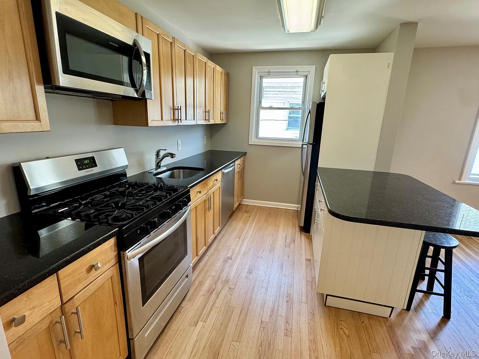 4 bed, 1.0 bath, 1400 sqft, $3,850 — Photo 3