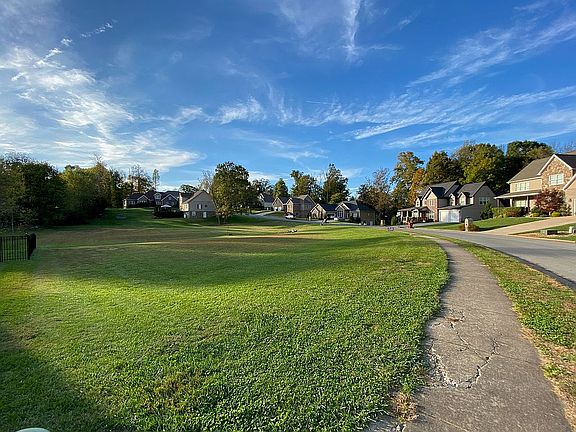4th image of 425 Glen Oaks Dr