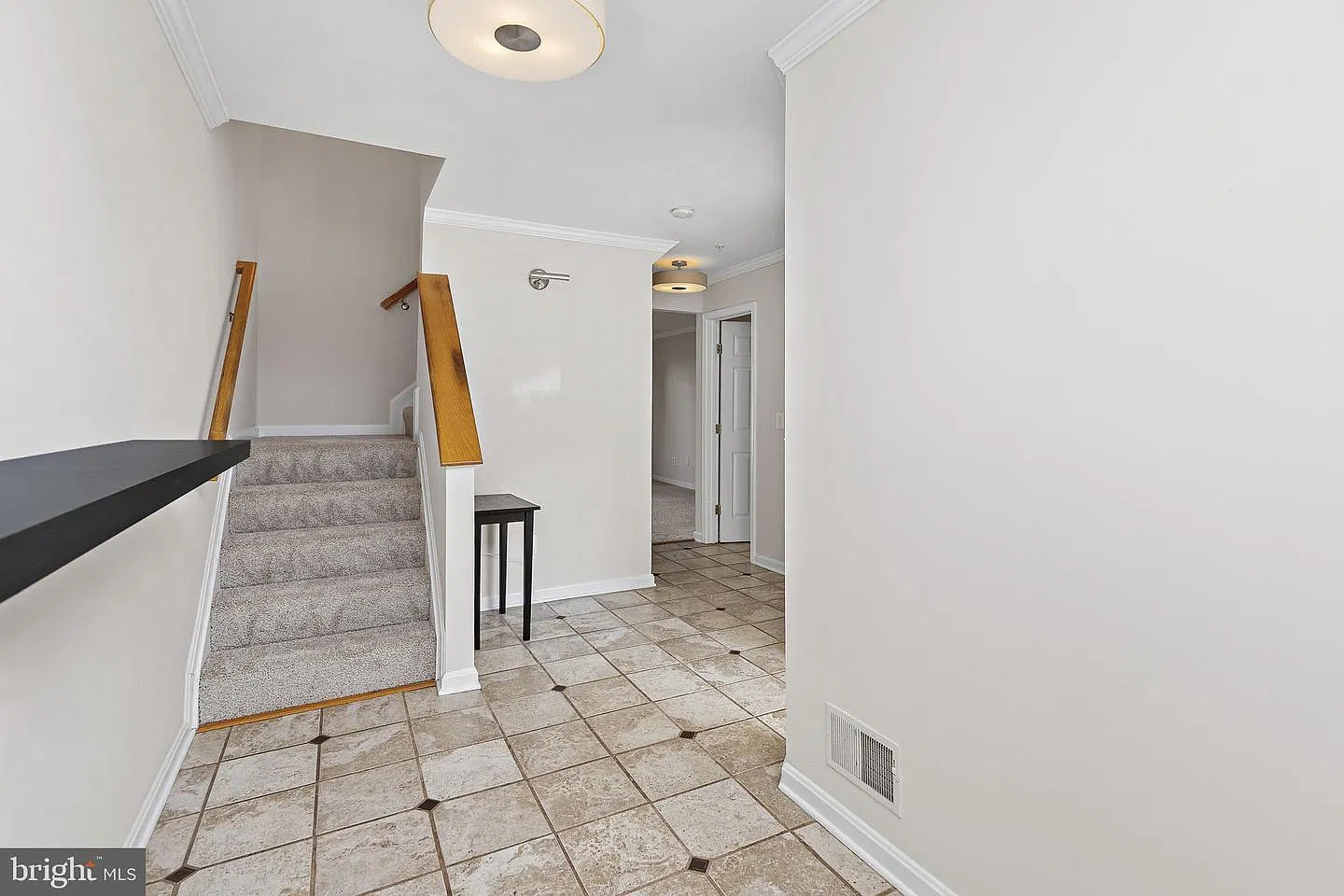 5 bed, 2016 sqft, $3,200 — Photo 2