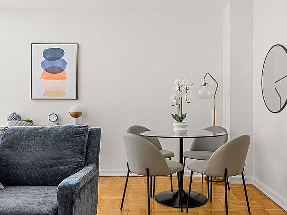3rd image of 2 5th Ave APT 4U