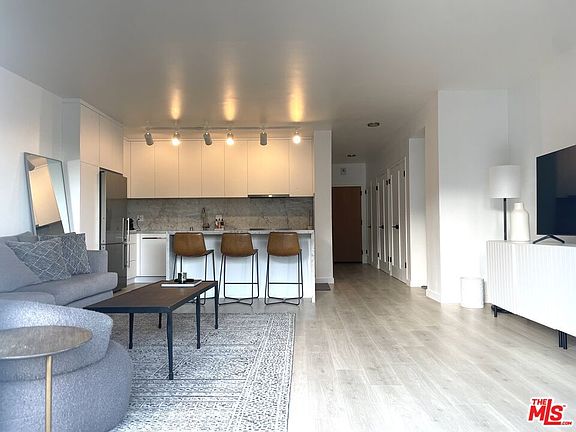 3rd image of 999 N Doheny Dr APT 301