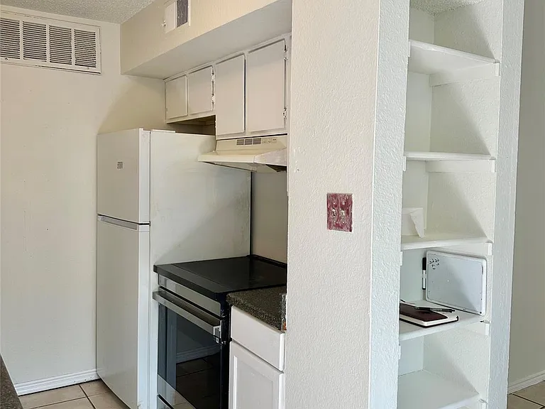 4322 Gillis St #204 — Photo 5