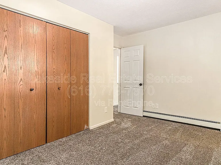 Maple Leaf Apartments — Photo 58