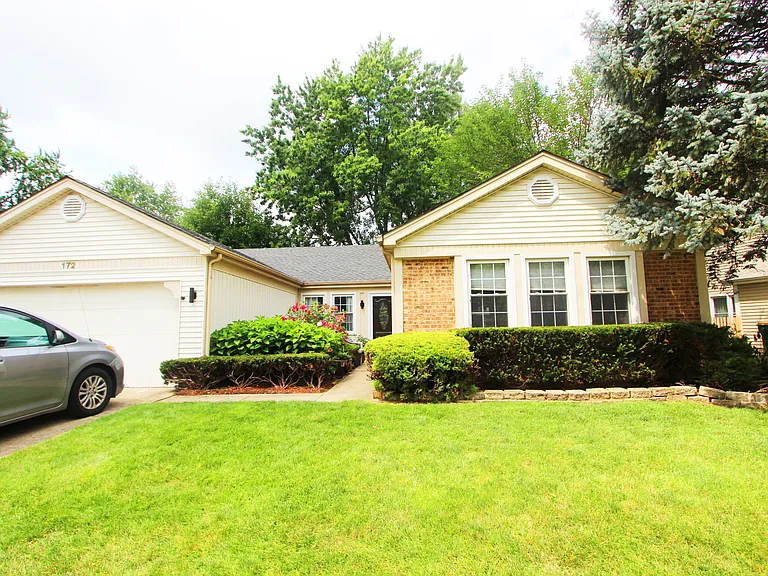 172 E Fox Hill Dr — Photo 1