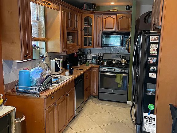 3rd image of 918 E 216th St