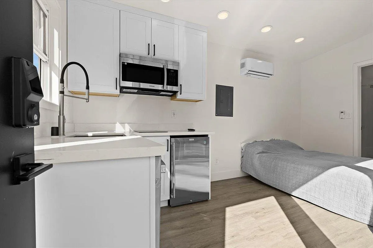 Studio, 211 sqft, $1,950 — Photo 4