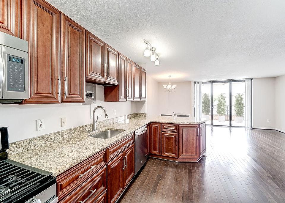 Gourmet kitchen with 42" walnut cabinetry and farmer's sink!
