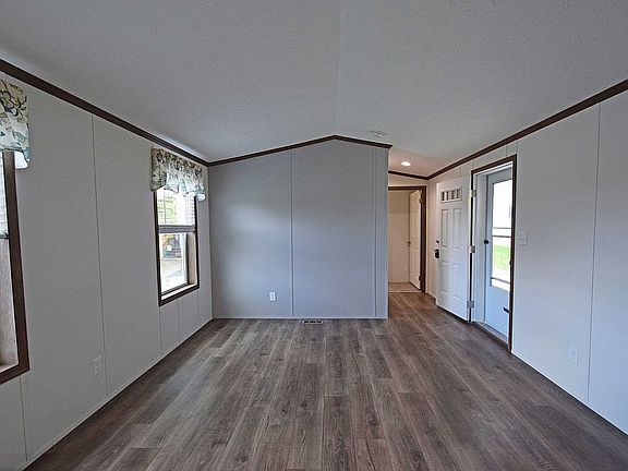 3rd image of 114 Pembrooke Dr