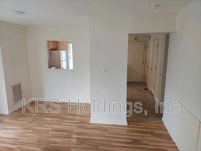 3 bed, 2.5 bath, 1120 sqft, $1,600 — Photo 3