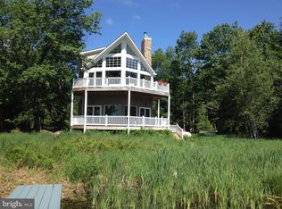 7648 Lake Shore Dr, Pocono Lake, PA 18347