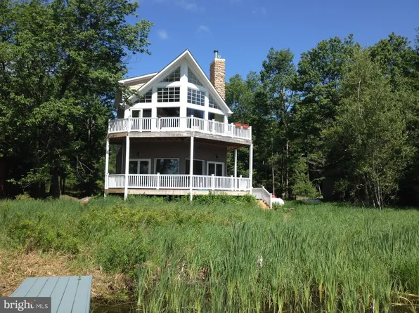 7648 Lake Shore Dr, Pocono Lake, PA 18347