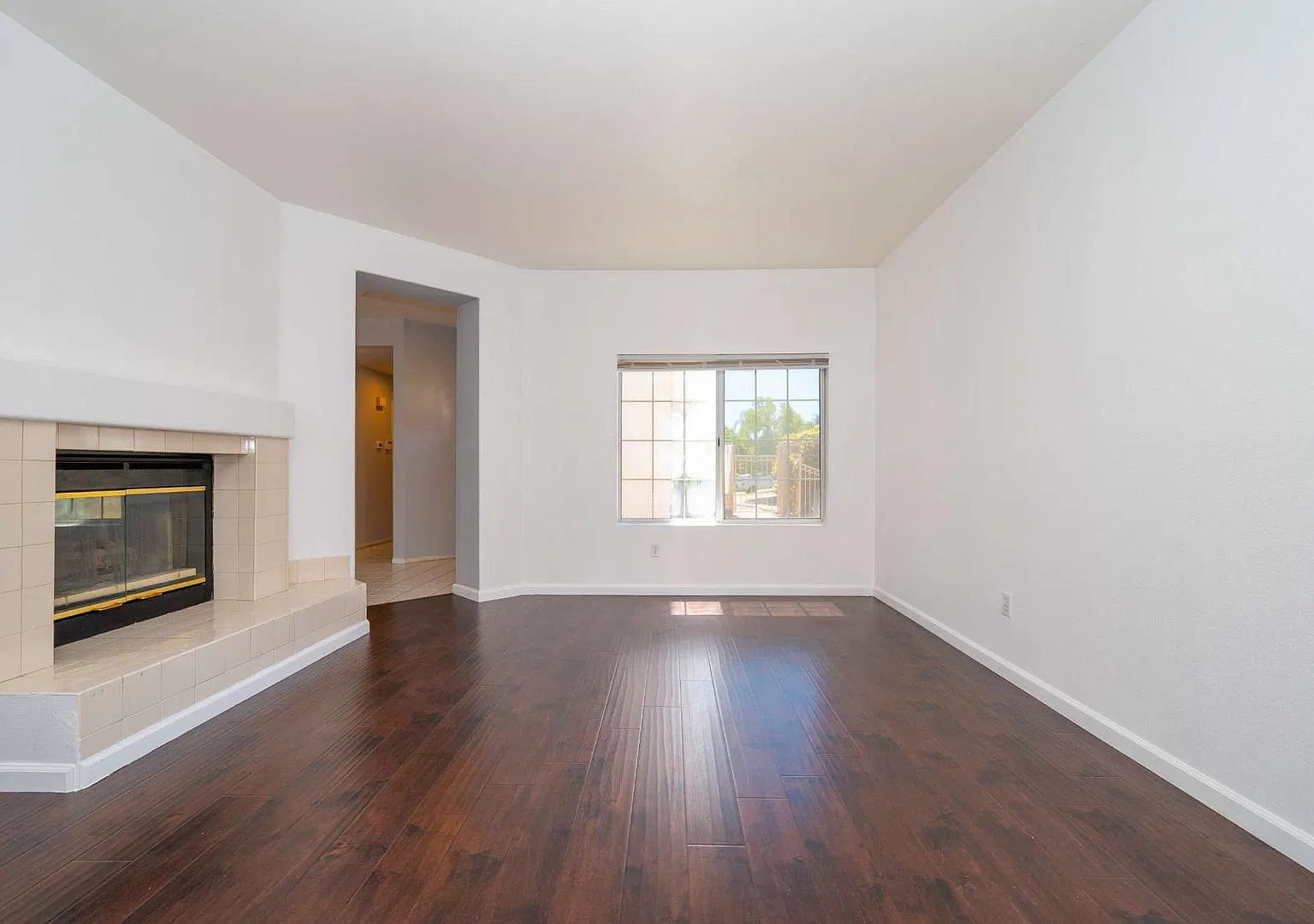 Murrieta - 2-story 5 bed / 2.5 bath Home with A/C, Garage, Laundry + More! — Photo 3