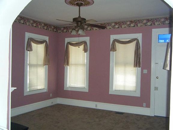 Large Living Room (15 x 15), 10 Foot Ceiling with Lighted Ceiling Fan, Carpet, Window Blinds