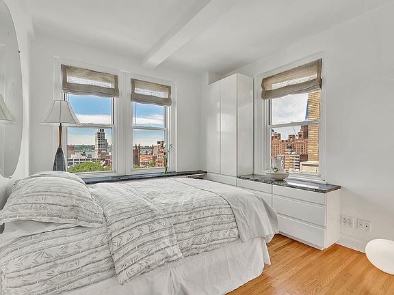 3rd image of 365 W 20th St APT 15E