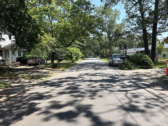 4th image of 188 Mastic Blvd