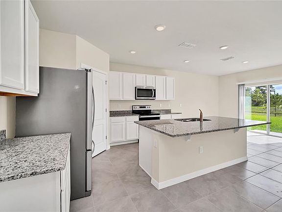5th image of 621 Sugarbush St
