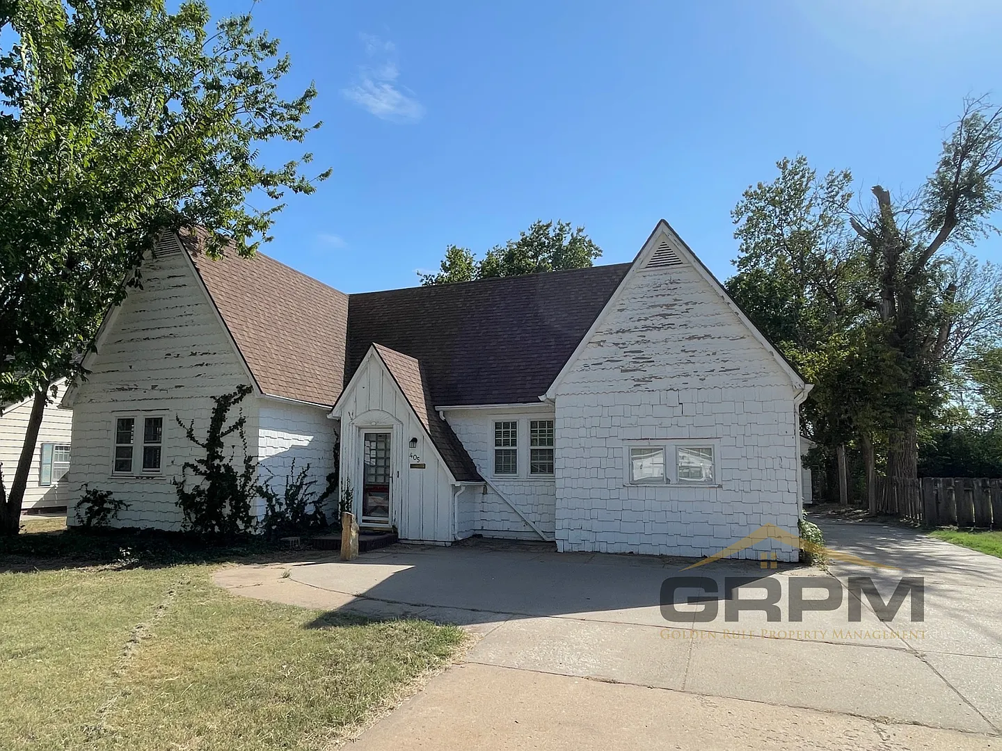4 bedroom home with oversized garage — Photo 1