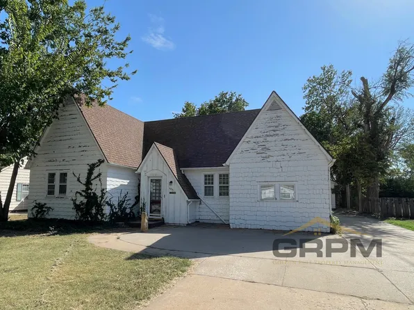 405 Hyde Park Dr, Hutchinson, KS 67502