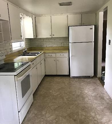 2nd image of 584 Hayes St