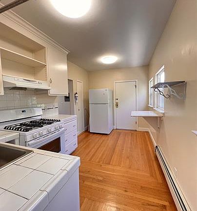 4th image of 600 32nd St APT 2