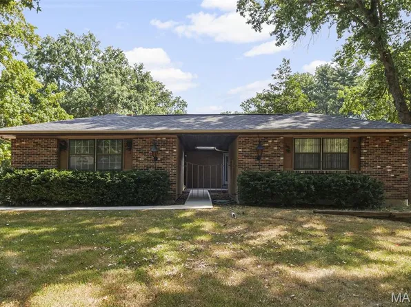 1040 Bridgeport Dr, Ballwin, MO 63011