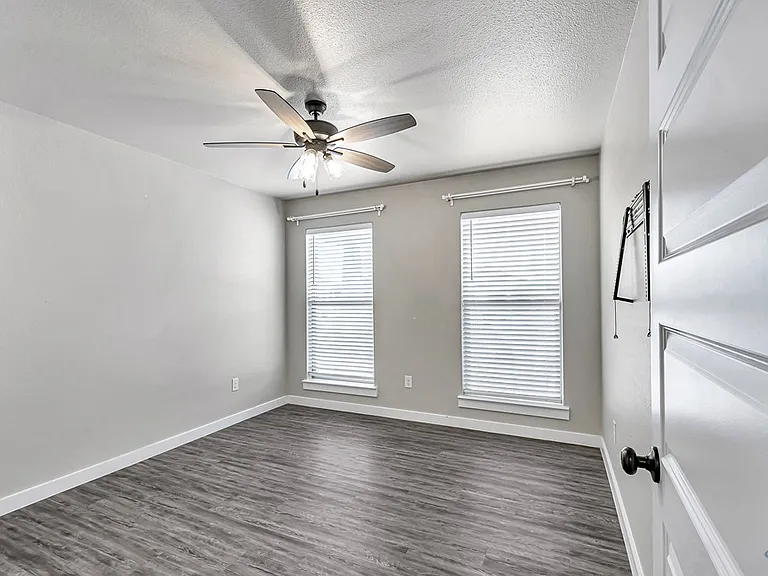 5910 Purtis Creek Dr — Photo 33