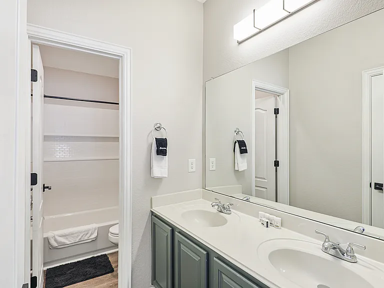 1460 Bristol Ln — Photo 2