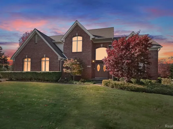 6573 Tree Knoll Dr, Troy, MI 48098