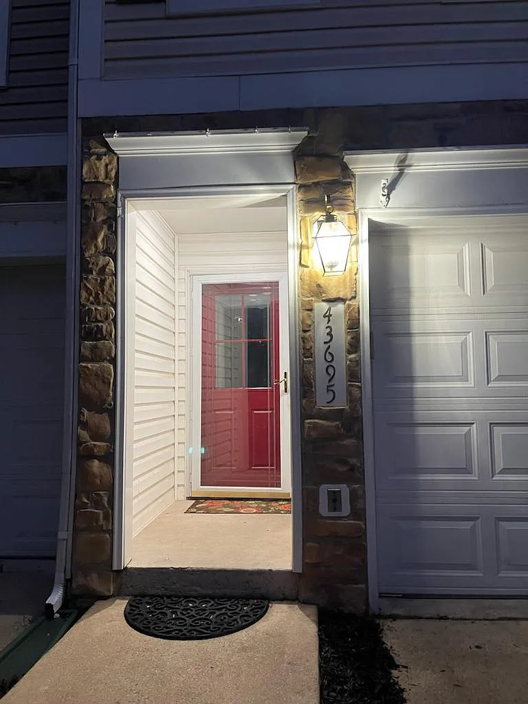 4 bed, 3.5 bath, 2350 sqft, $3,400 — Photo 2