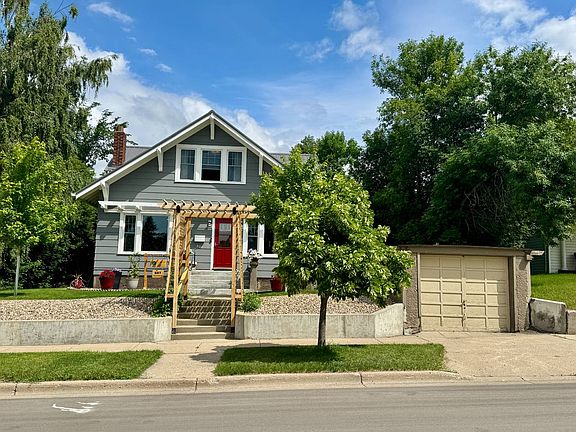 2nd image of 607 2nd St NE