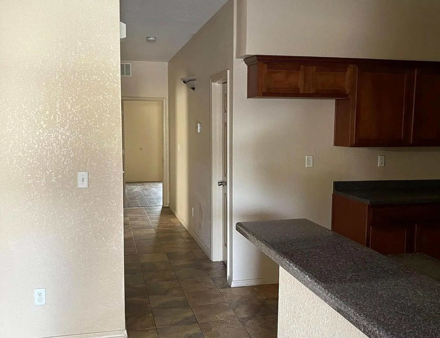 3 bed, 2.0 bath, 1207 sqft, $1,295 — Photo 2